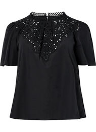 Blus med anglaise broderi och 1/2 ärmar, Black