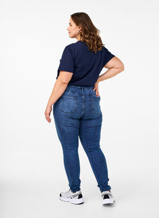 Zizzi Amy jeans i super slim-model med nötta detaljer, Blue Denim, Model image number 1