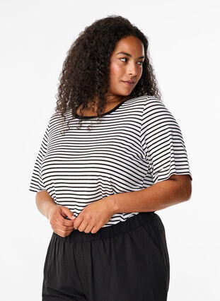 Zizzi Randig T-shirt i lyocell med rund hals, B White Black St, Model image number 0