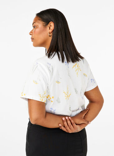 Zizzi T-shirt i ekologisk bomull med blommigt tryck, Bright W. AOP, Model image number 1