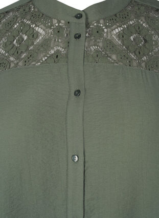 Zizzi Lång viskosskjorta med spetsdetalj, Thyme, Packshot image number 2