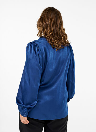 Zizzi Långärmad blus med volanger och v-ringning, Estate Blue, Model image number 1