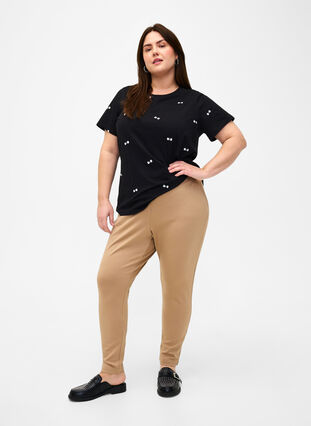 Zizzi T-shirt i ekologisk bomull med rosetter., Black W. Bow Emb. , Model image number 2