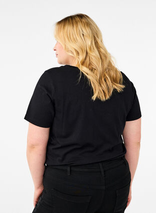 Zizzi T-shirt i bomull med strassmotiv, Black w. Radiance, Model image number 1