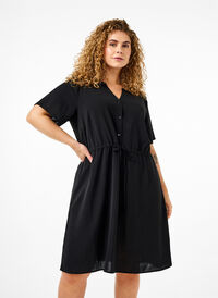 Kortärmad klänning med knytband i midjan, Black, Model
