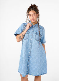 Jeansklänning med slitet mönster och korta ärmar, Blue Denim, Model