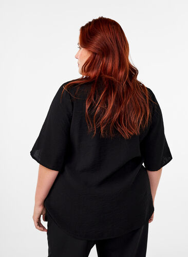 Zizzi Viskosblus med v-ringning och broderidetalj, Black, Model image number 1