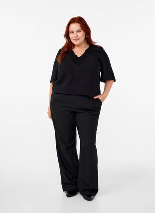 Zizzi Viskosblus med v-ringning och broderidetalj, Black, Model image number 3