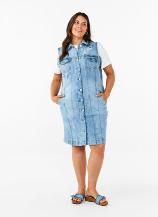 Zizzi Ärmlös denimklänning med råa kantdetaljer, Light Blue Denim, Model image number 2