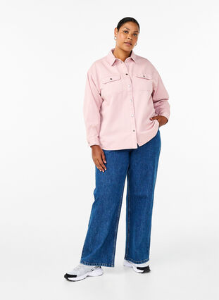 Zizzi Enfärgad jeansskjorta med bröstfickor, Pale Mauve, Model image number 2