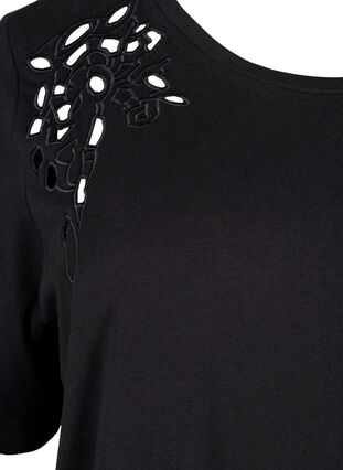 Zizzi T-shirt i ekologisk bomull med broderade detaljer, Black, Packshot image number 2