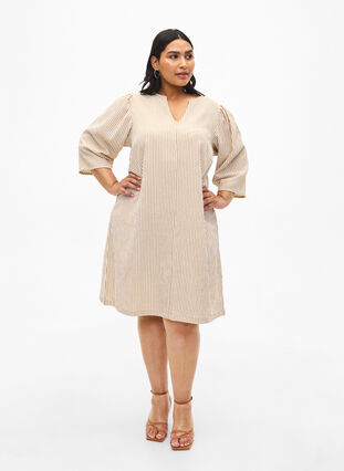 Zizzi Randig klänning med trekvartsärm, Camel Stripe, Model image number 2