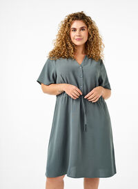 Kortärmad klänning med knytband i midjan, Balsam Green, Model