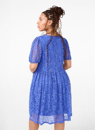 Zizzi Kortärmad spetsklänning med v-ringning, Dazzling Blue, Model image number 1