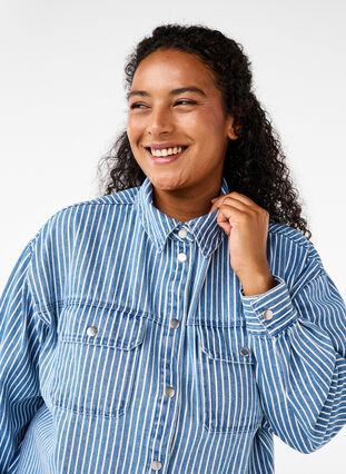 Zizzi Enfärgad jeansskjorta med bröstfickor, Light B.Denim Stripe, Model image number 2