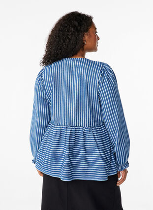 Zizzi Randig denimblus med knytband fram, Blue Denim Stripe, Model image number 1