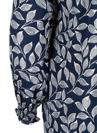 Zizzi Blus med smock och v-ringning, Navy Leaf, Packshot image number 3