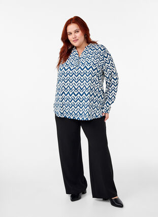 Zizzi Långärmad skjortblus med V-ringning, OFF WHITE ZIG ZAG, Model image number 2