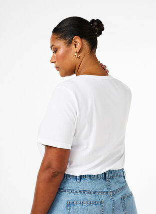 Zizzi T-shirt i ekologisk bomull med rosettdetalj, Bright White, Model image number 1