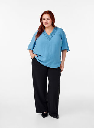 Zizzi Viskosblus med v-ringning och broderidetalj, Blue Heaven, Model image number 2