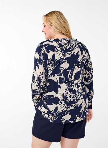 Zizzi Långärmad skjorta med tryck och v-ringning, Navy Blazer AOP, Model image number 1