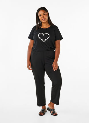 Zizzi T-shirt från FLASH med tryck, Black Flower Heart , Model image number 2