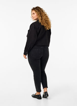 Zizzi Formklippta Emily jeans med fransig fåll, Dark Grey Denim, Model image number 1