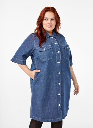 Zizzi Kritstrecksrandig denimklänning med bröstfickor, Blue Denim Stripe, Model image number 0