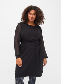Stickad klänning med transparenta ärmar, Black, Model