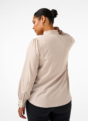 Zizzi Randig skjortblus med volanger, Silver Mink Stripe, Model image number 1