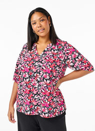 Blus med V-ringning och blomstertryck, Black Flower AOP, Model