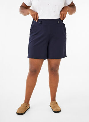 Zizzi Shorts med fickor och lös passform, Night Sky, Model image number 2