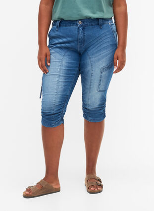 Zizzi Slim fit capri-jeans med fickor, Light blue denim, Model image number 3