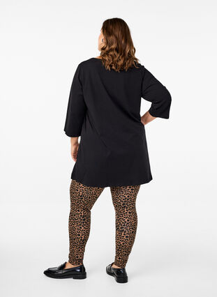 Zizzi Viskos leggings med leopardmönster, DARK LEO AOP, Model image number 1