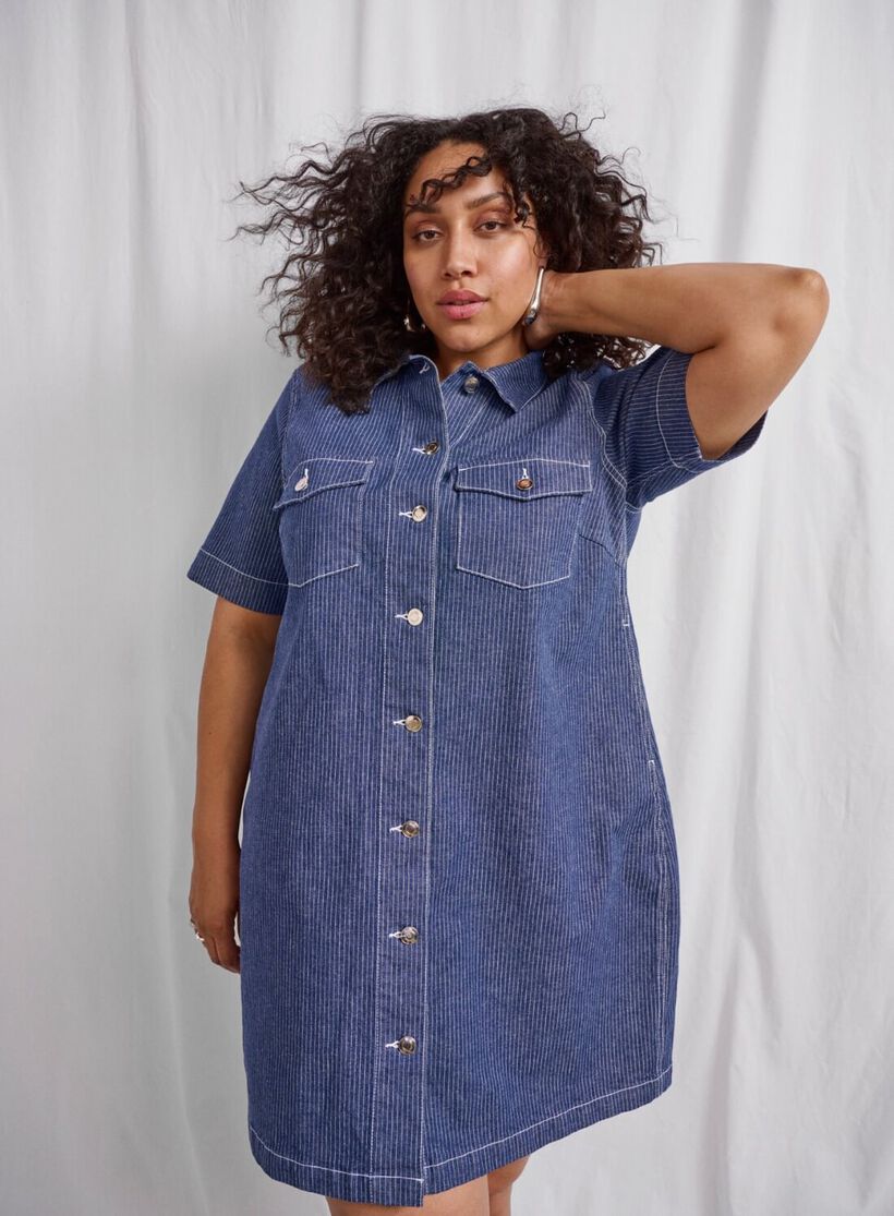 Kritstrecksrandig denimklänning, , Model