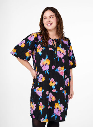 Zizzi Klänning med blommönster och korta puffärmar, Black w. flower AOP, Model image number 0