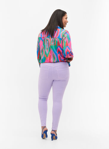 Zizzi Högmidjade Amy jeans med super slim passform, Lavender, Model image number 1