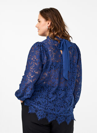 Zizzi Spetsblus med rosettdetalj, Estate Blue, Model image number 1