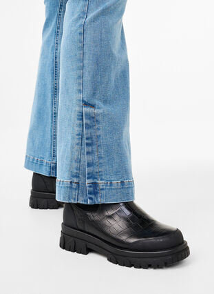 Zizzi Bootcutjeans med slits, Blue Denim, Model image number 3