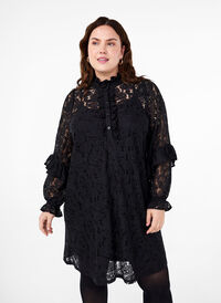 Kort spetsklänning med volangdetalj, Black, Model