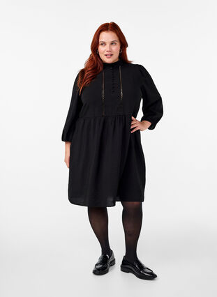 Zizzi Knälång klänning med broderi och 3/4 ärmar, Black, Model image number 3