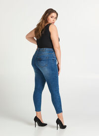 Croppade Amy jeans med blixtlås, Blue denim, Model