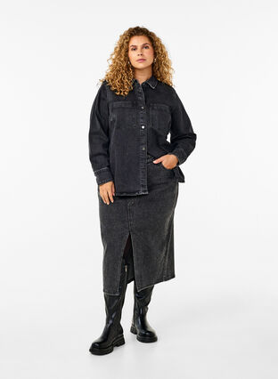 Zizzi Jeansskjorta med knappar och bröstfickor, Dark Grey Denim, Model image number 2