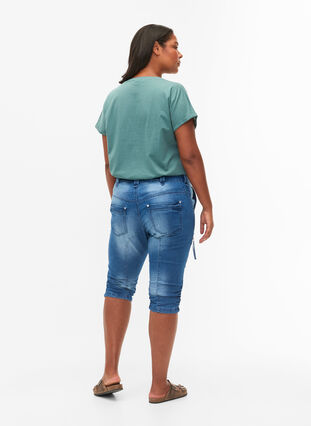 Zizzi Slim fit capri-jeans med fickor, Light blue denim, Model image number 2