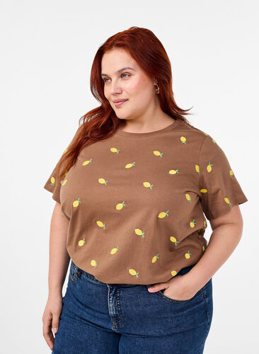 Zizzi T-shirt med hjärtan i ekologisk bomull., Coca M. Lemon Emb., Model image number 0