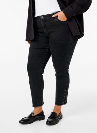 Zizzi Formklippta Emily jeans med fransig fåll, Dark Grey Denim, Model image number 2