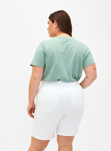 Zizzi Åtsittande jeansshorts med hög midja, Bright White, Model image number 1