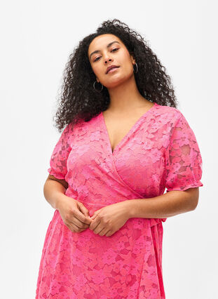 Zizzi Omlottklänning med spets och korta ärmar, Pink Carnation, Model image number 2