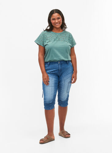 Zizzi Slim fit capri-jeans med fickor, Light blue denim, Model image number 0