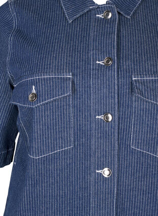 Zizzi Kritstrecksrandig denimklänning med bröstfickor, Blue Denim Stripe, Packshot image number 2